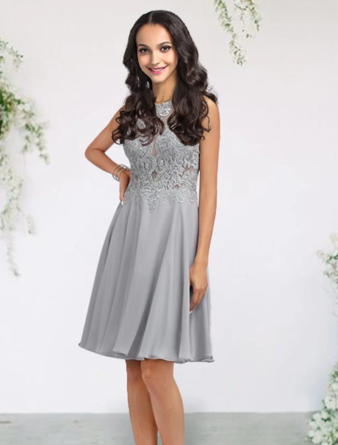 Abito da damigella d'onore a trapezio, senza maniche, elegante, corto/mini, in chiffon/pizzo/tulle con pieghe/applicazioni